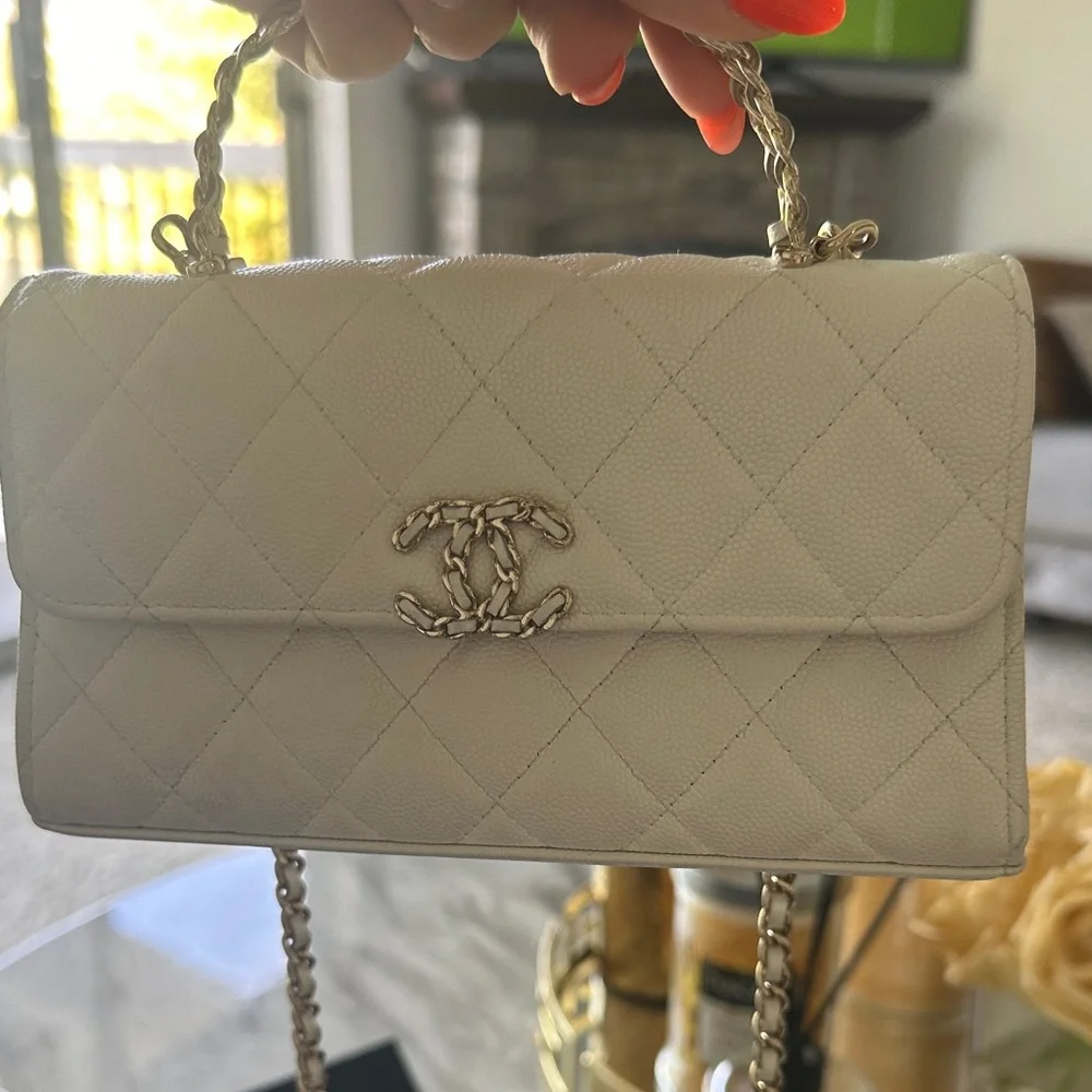 CHANEL Cream Quilted Leather Top Handle Shoulder Bag with Gold Chain